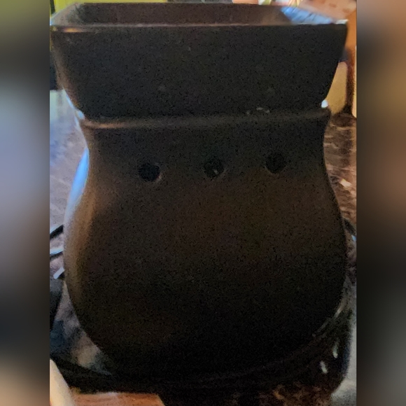 Scentsy warmer classic curve black (includes FREE bulbs & Wax of Choice) - Picture 2 of 4